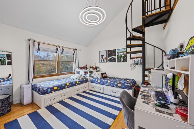 8 Willow Road, New Hyde Park, NY 11040