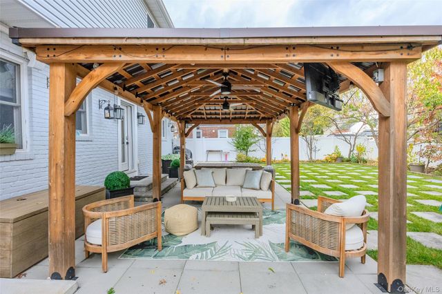 8 Willow Road, New Hyde Park, NY 11040