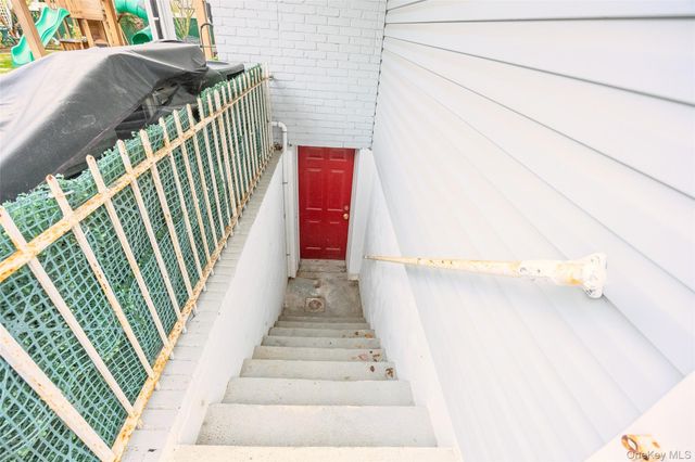 8 Willow Road, New Hyde Park, NY 11040