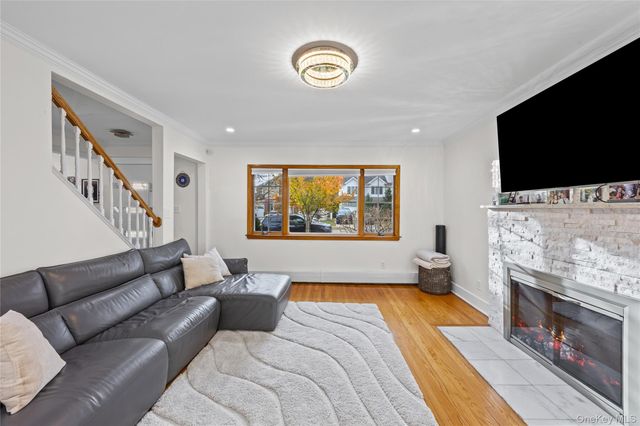 8 Willow Road, New Hyde Park, NY 11040