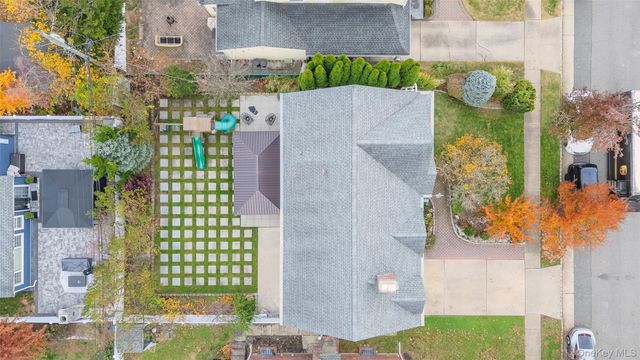 8 Willow Road, New Hyde Park, NY 11040