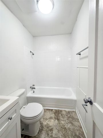 832 S Anderson Street, Angleton, TX 77515