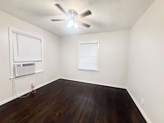 832 S Anderson Street, Angleton, TX 77515