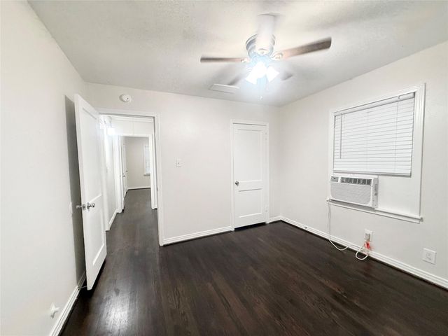 832 S Anderson Street, Angleton, TX 77515