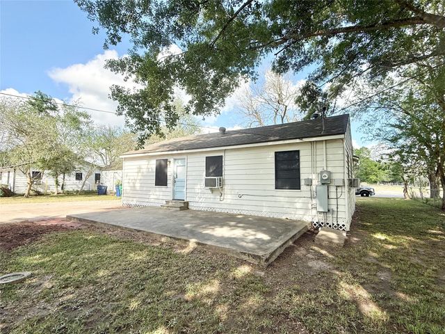 832 S Anderson Street, Angleton, TX 77515