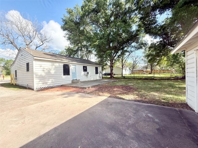 832 S Anderson Street, Angleton, TX 77515