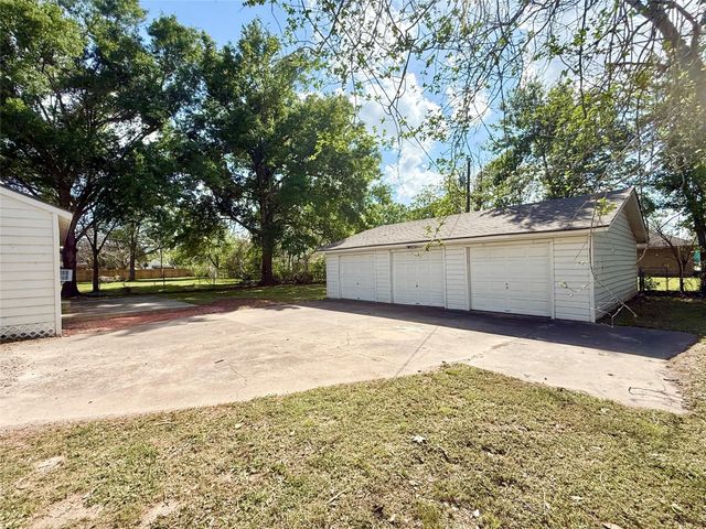 832 S Anderson Street, Angleton, TX 77515