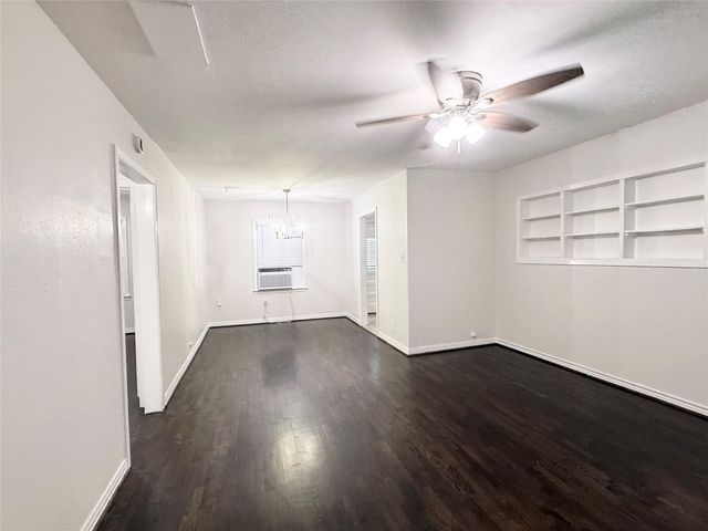 832 S Anderson Street, Angleton, TX 77515