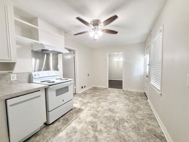 832 S Anderson Street, Angleton, TX 77515