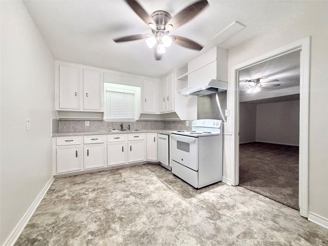 832 S Anderson Street, Angleton, TX 77515