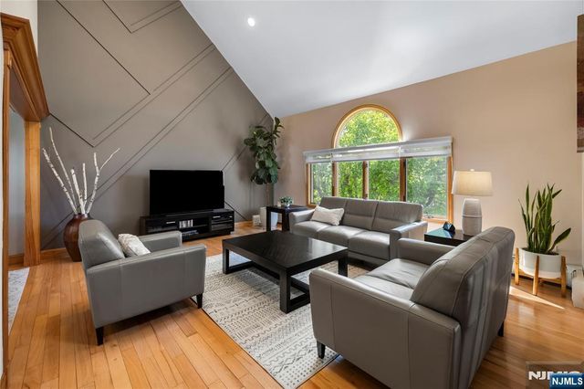 66 Roehrs Drive, Wallington, NJ 07057