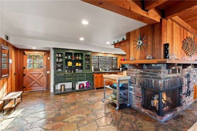 309 Castle Gate Road, Lake Arrowhead, CA 92352