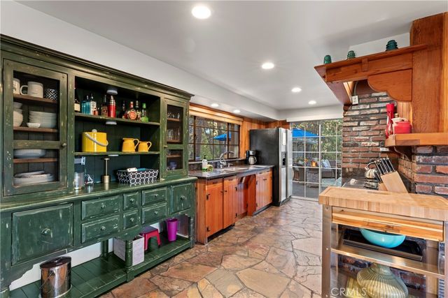 309 Castle Gate Road, Lake Arrowhead, CA 92352