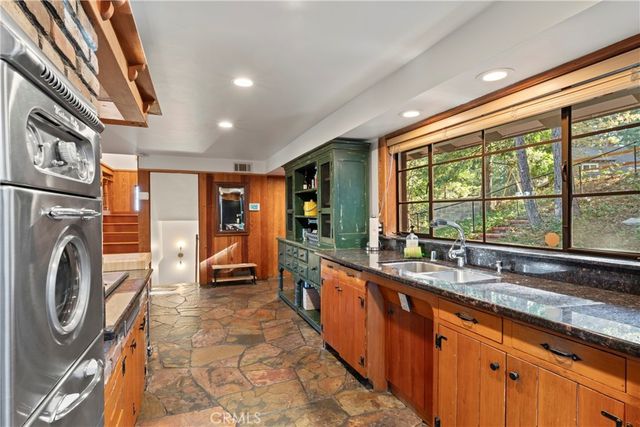 309 Castle Gate Road, Lake Arrowhead, CA 92352