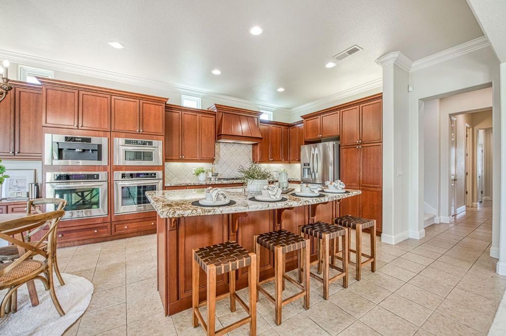 Image 10 of property listing at 10745 E Landmark Way, Clovis, CA 93619