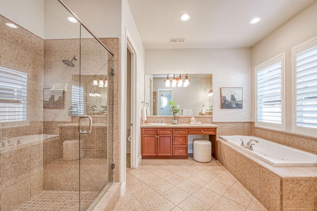 Image 15 of property listing at 10745 E Landmark Way, Clovis, CA 93619