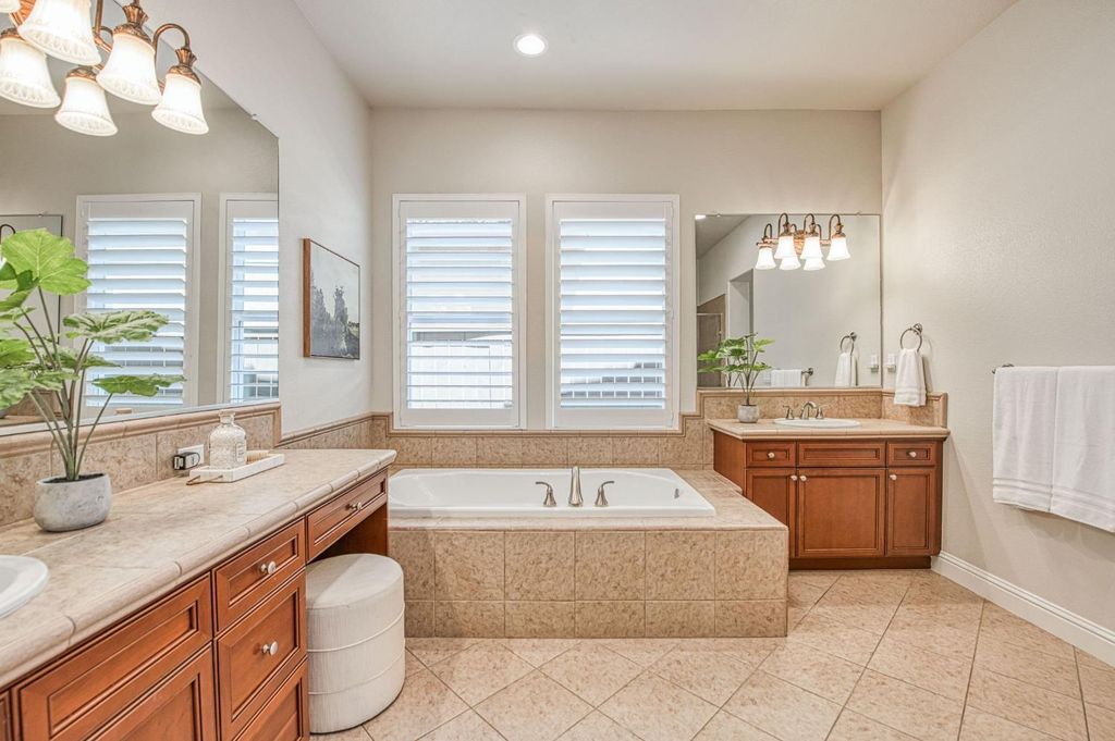 Image 16 of property listing at 10745 E Landmark Way, Clovis, CA 93619