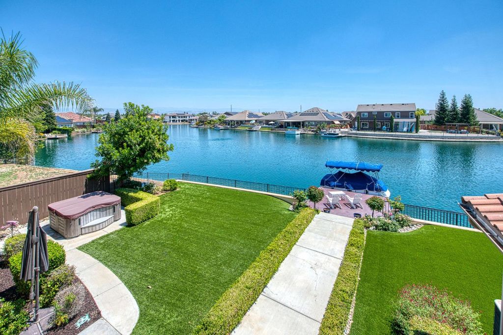 Image 35 of property listing at 10745 E Landmark Way, Clovis, CA 93619