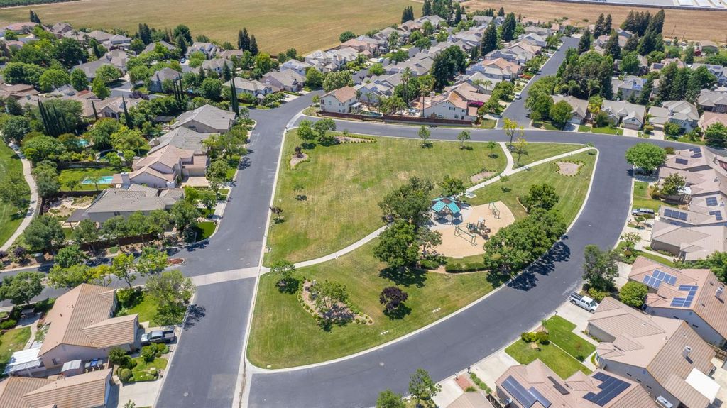 Image 39 of property listing at 10745 E Landmark Way, Clovis, CA 93619