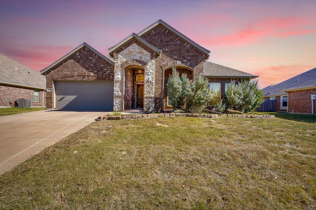 2209 Caroline Drive, Weatherford, TX 76087