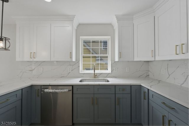 271 Schley St, Newark City, NJ 07112