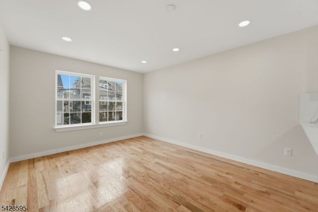 271 Schley St, Newark City, NJ 07112