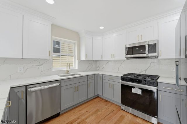 271 Schley St, Newark City, NJ 07112