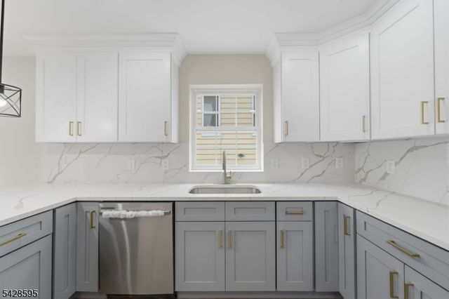 271 Schley St, Newark City, NJ 07112