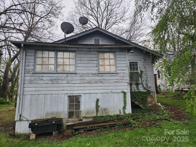 515 3rd Avenue, Hendersonville, NC 28739