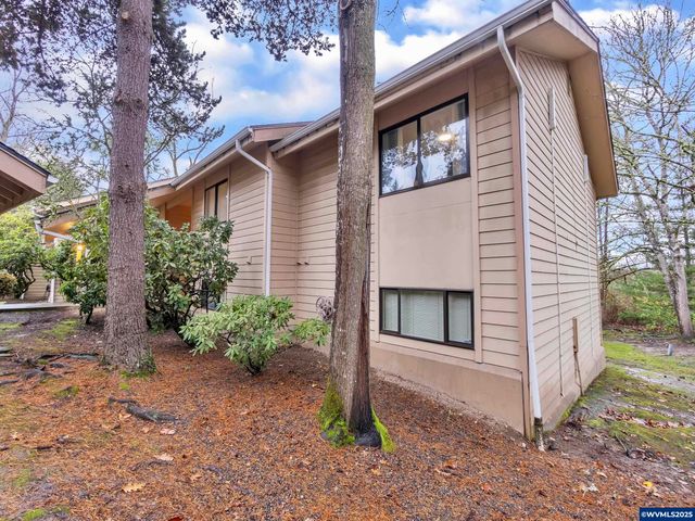 2451 Crestview Dr S, Salem, OR 97302