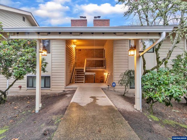 2451 Crestview Dr S, Salem, OR 97302