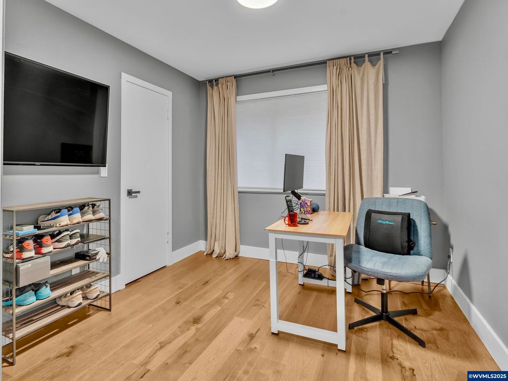 Image 10 of property listing at 2451 Crestview Dr S, Salem, OR 97302