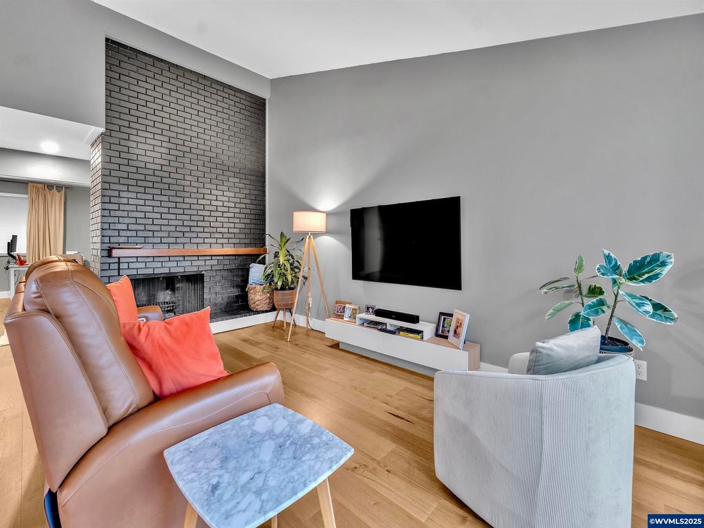 Image 14 of property listing at 2451 Crestview Dr S, Salem, OR 97302