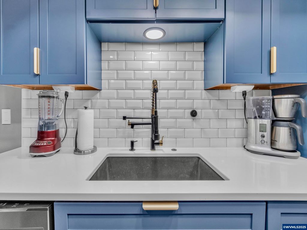 Image 21 of property listing at 2451 Crestview Dr S, Salem, OR 97302