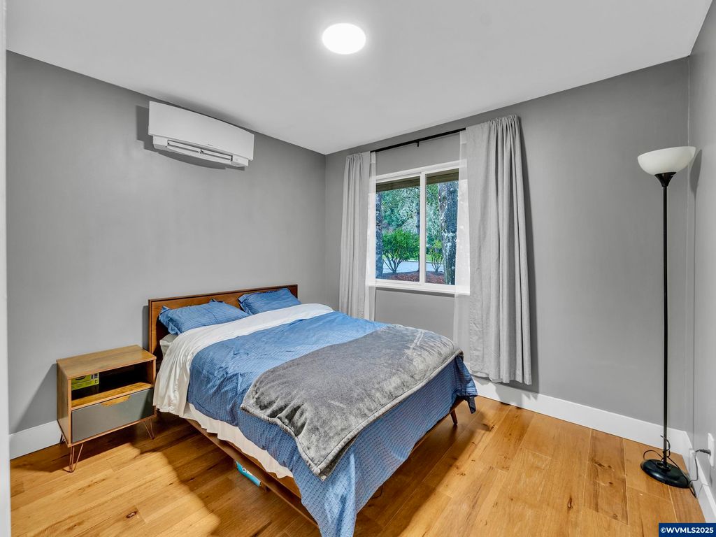 Image 26 of property listing at 2451 Crestview Dr S, Salem, OR 97302