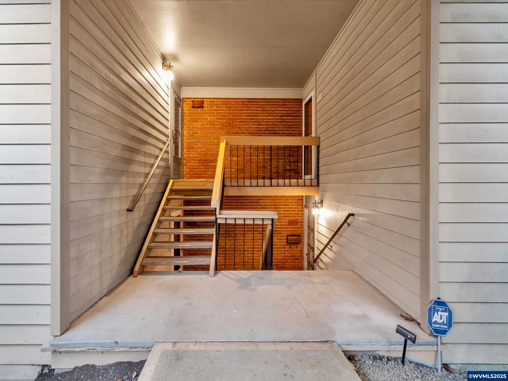 Image 6 of property listing at 2451 Crestview Dr S, Salem, OR 97302