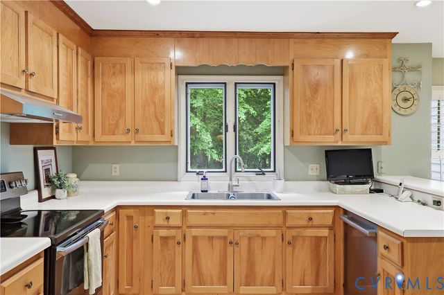 9329 Kings Charter Dr, Mechanicsville, VA 23116