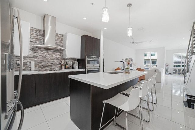 6415 NW 102nd Path 201, Miami, FL 33178