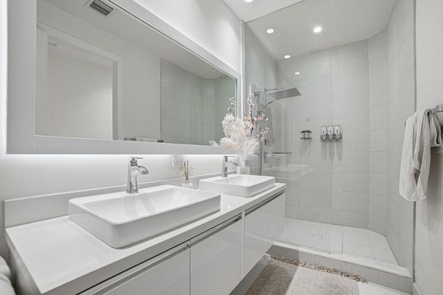 6415 NW 102nd Path 201, Miami, FL 33178