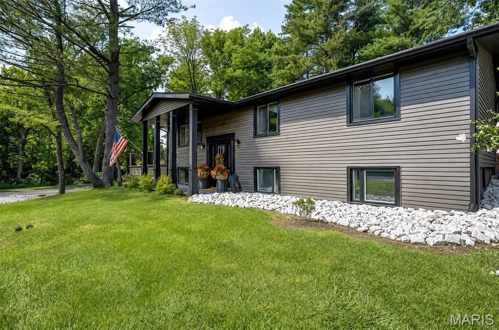 Image 2 of property listing at 1101 Walnut Street, Jerseyville, IL 62052