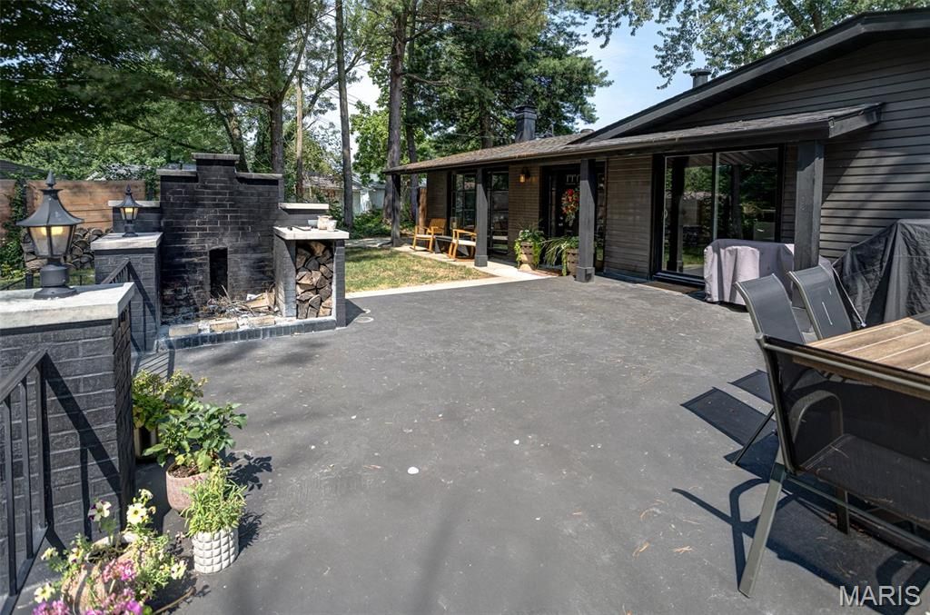 Image 12 of property listing at 1101 Walnut Street, Jerseyville, IL 62052