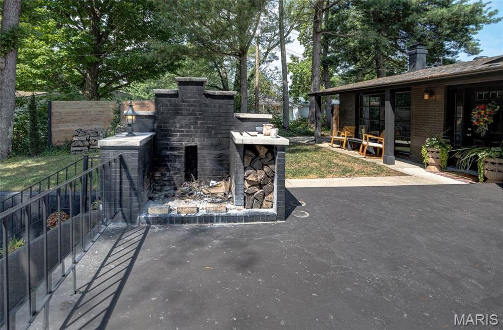 Image 15 of property listing at 1101 Walnut Street, Jerseyville, IL 62052