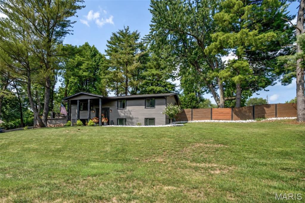Image 3 of property listing at 1101 Walnut Street, Jerseyville, IL 62052