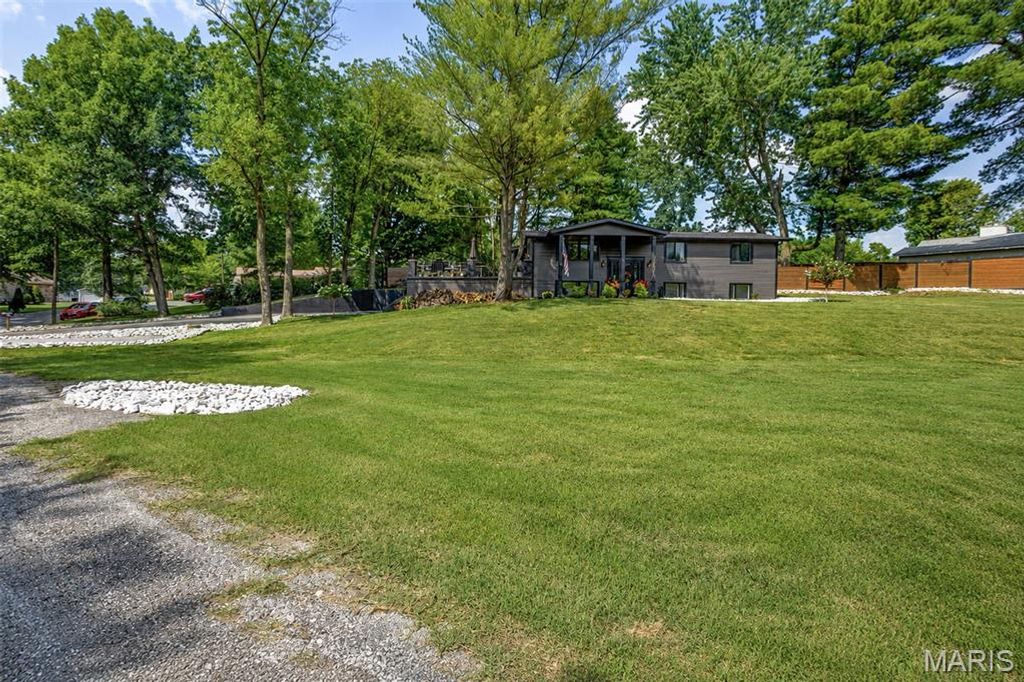 Image 4 of property listing at 1101 Walnut Street, Jerseyville, IL 62052
