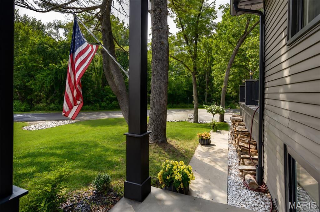 Image 5 of property listing at 1101 Walnut Street, Jerseyville, IL 62052
