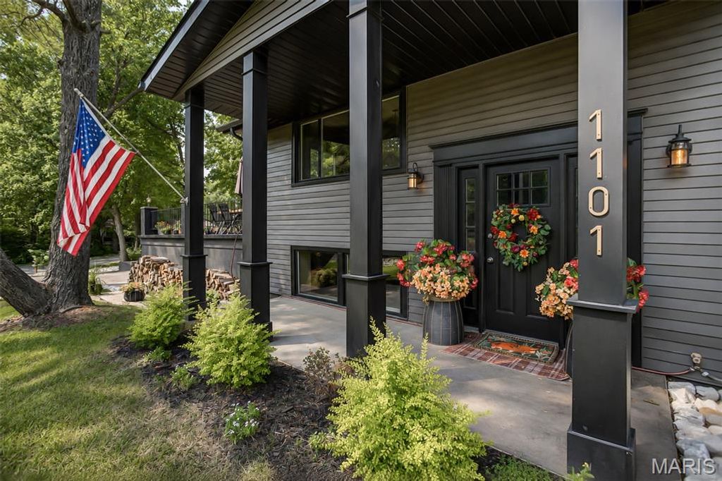 Image 6 of property listing at 1101 Walnut Street, Jerseyville, IL 62052