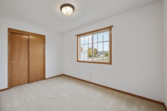 1055 74th Street NE, Cedar Rapids, IA 52402