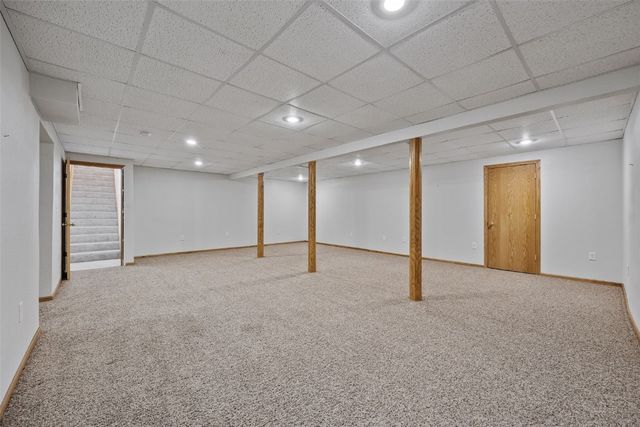 1055 74th Street NE, Cedar Rapids, IA 52402