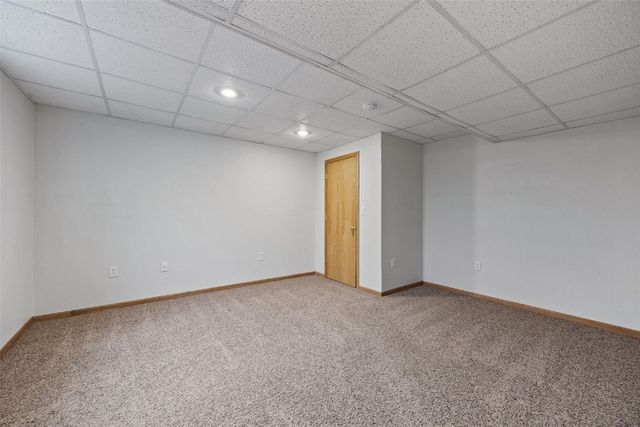 1055 74th Street NE, Cedar Rapids, IA 52402