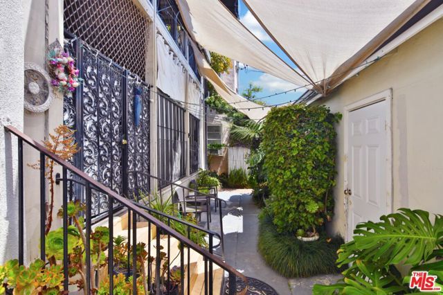 9936 Robbins Drive, Beverly Hills, CA 90212